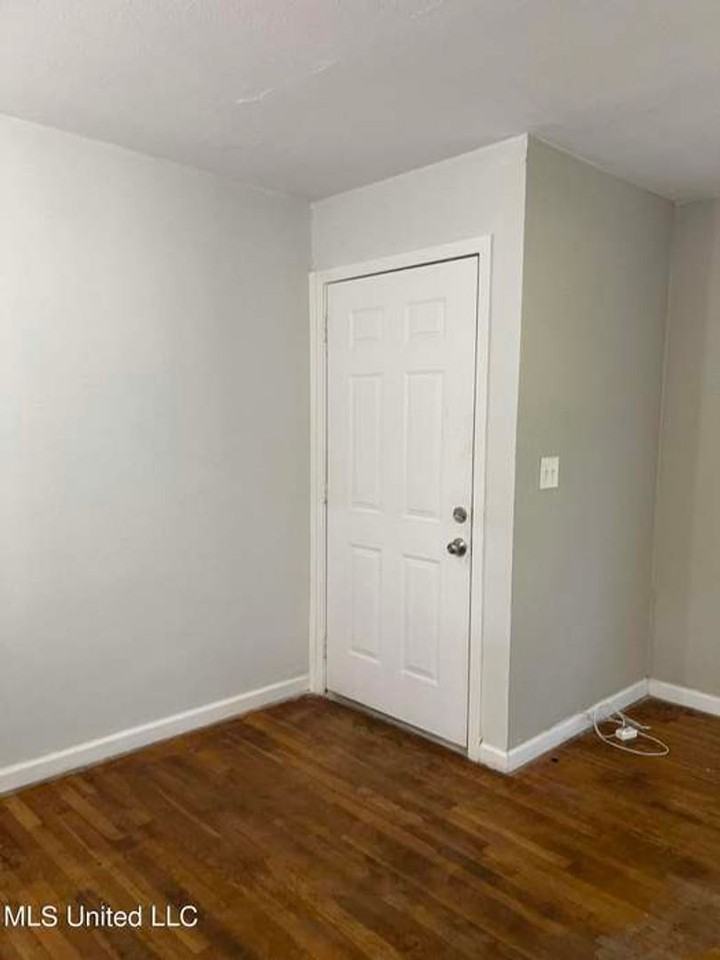 200 Stillwood Dr - Photo 3 of 14