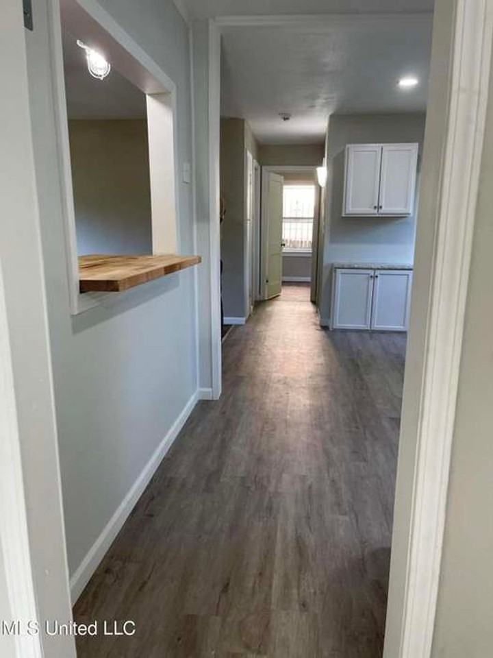 200 Stillwood Dr - Photo 4 of 14