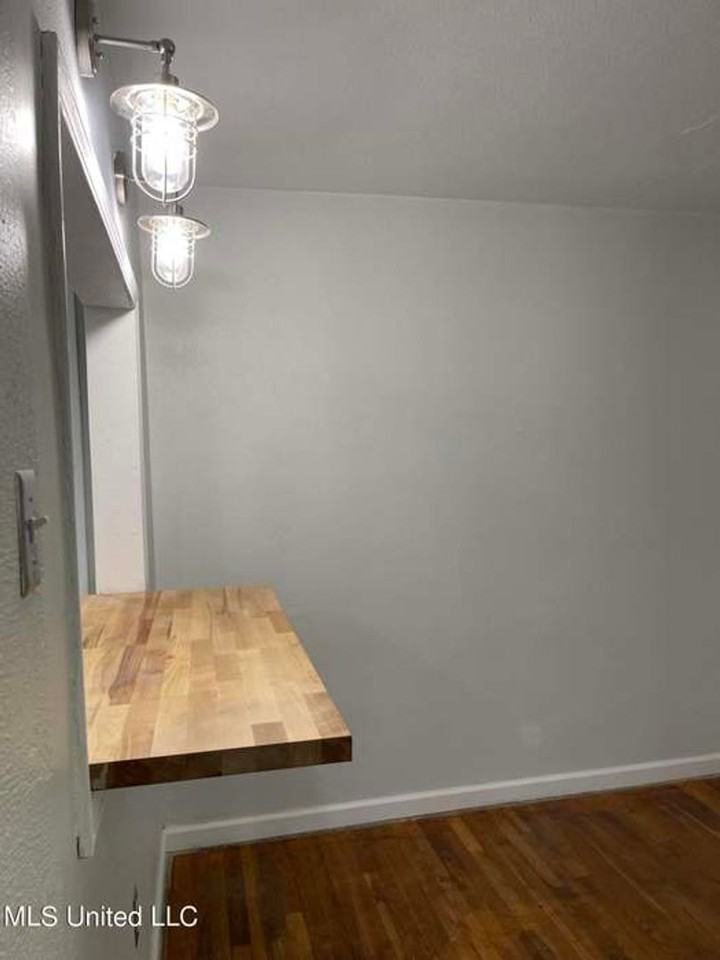 200 Stillwood Dr - Photo 5 of 14