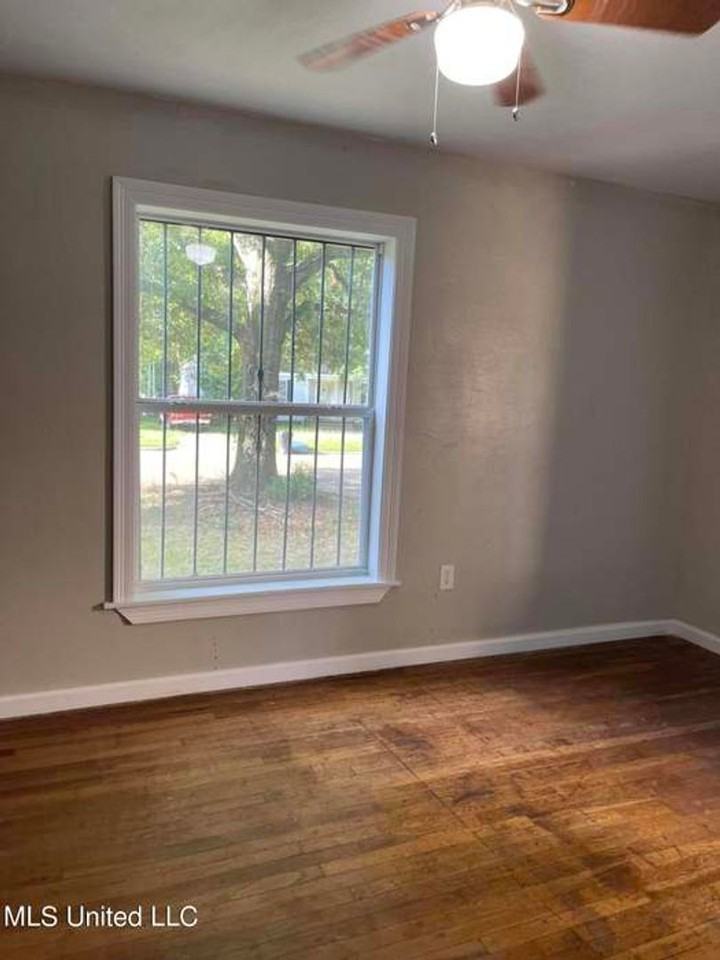 200 Stillwood Dr - Photo 6 of 14