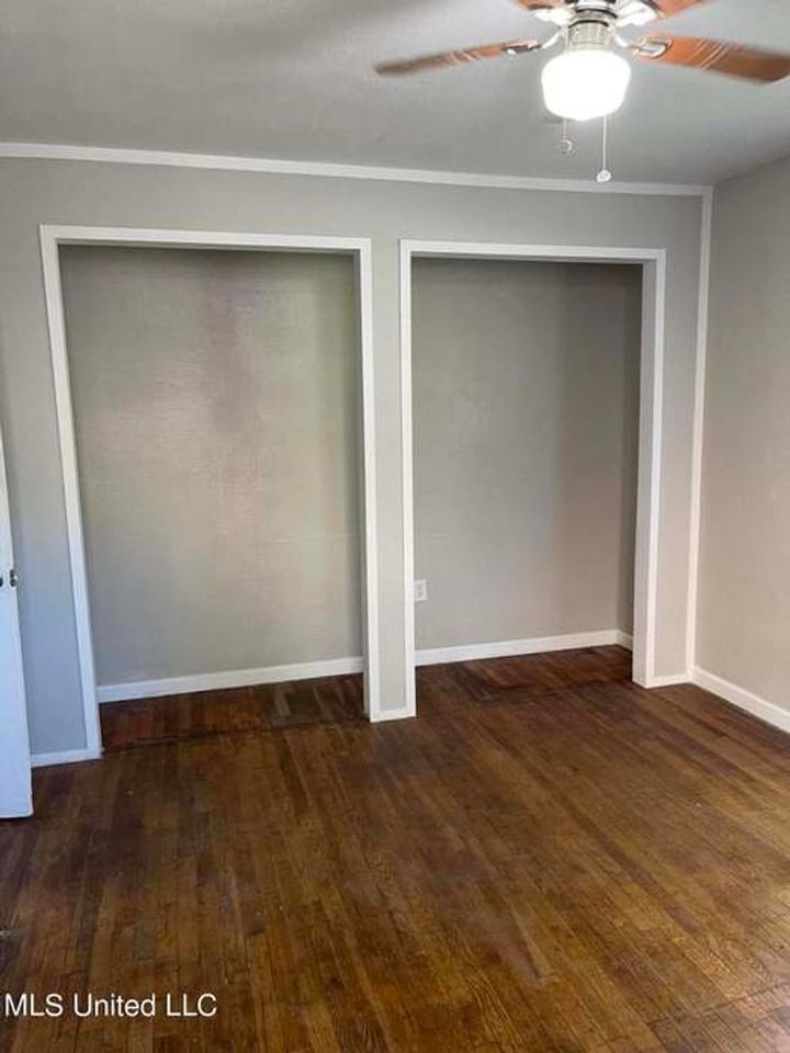 200 Stillwood Dr - Photo 7 of 14