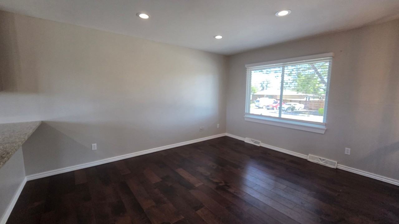 546 Leona Dr - Photo 3 of 22