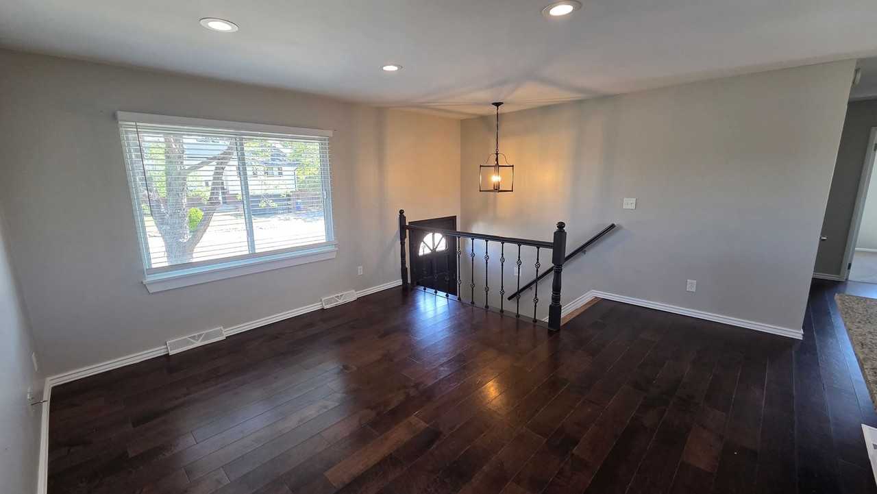 546 Leona Dr - Photo 4 of 22