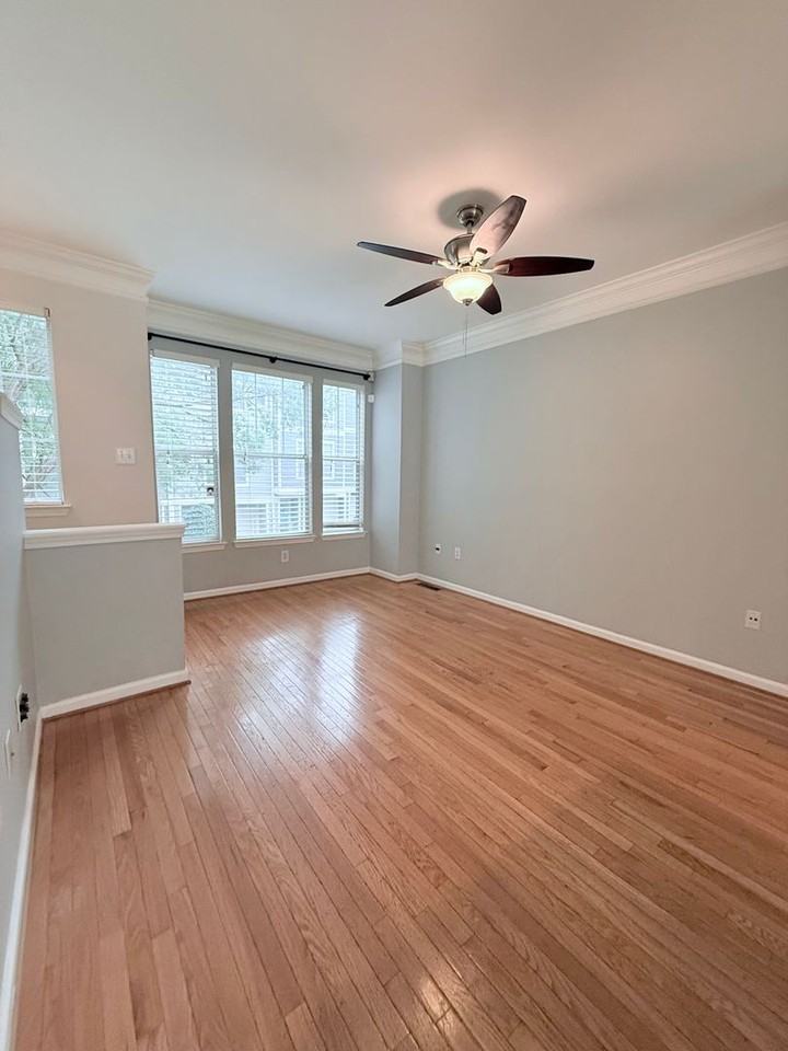 1055 Park Row North Se - Photo 4 of 22