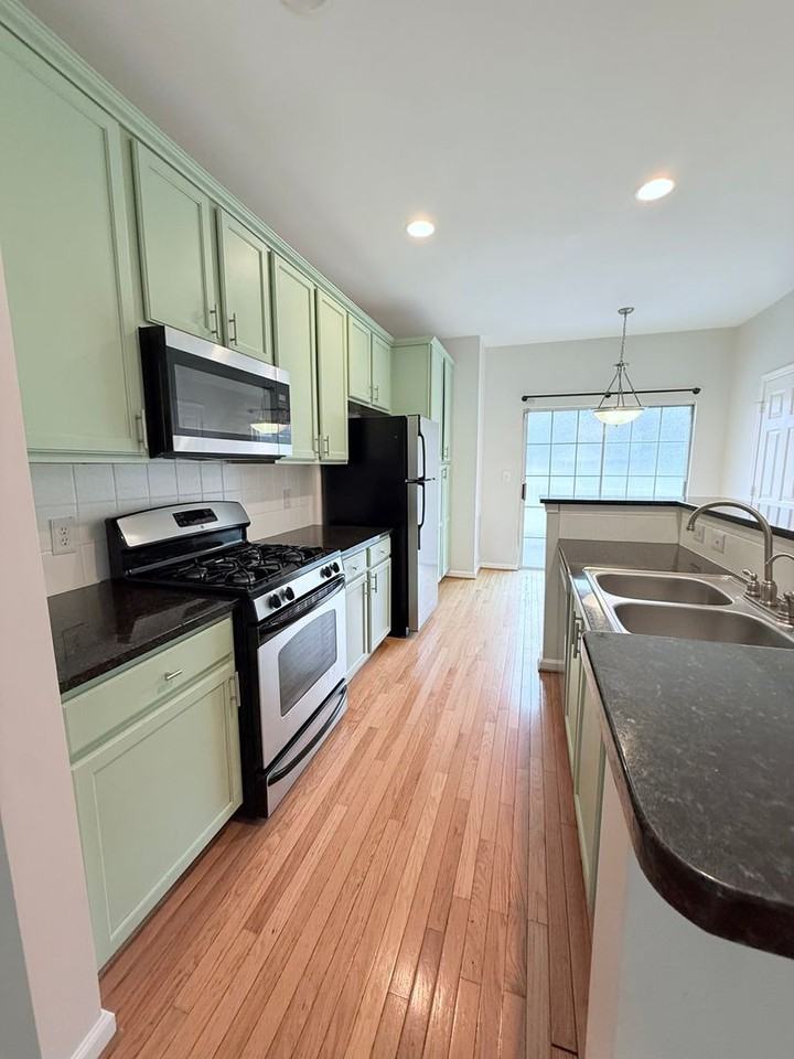 1055 Park Row North Se - Photo 7 of 22