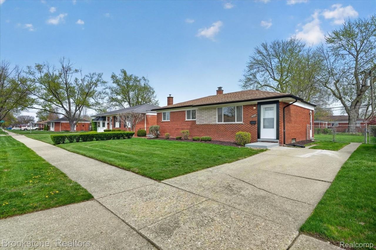 30428 Iroquois Dr - Photo 3 of 15