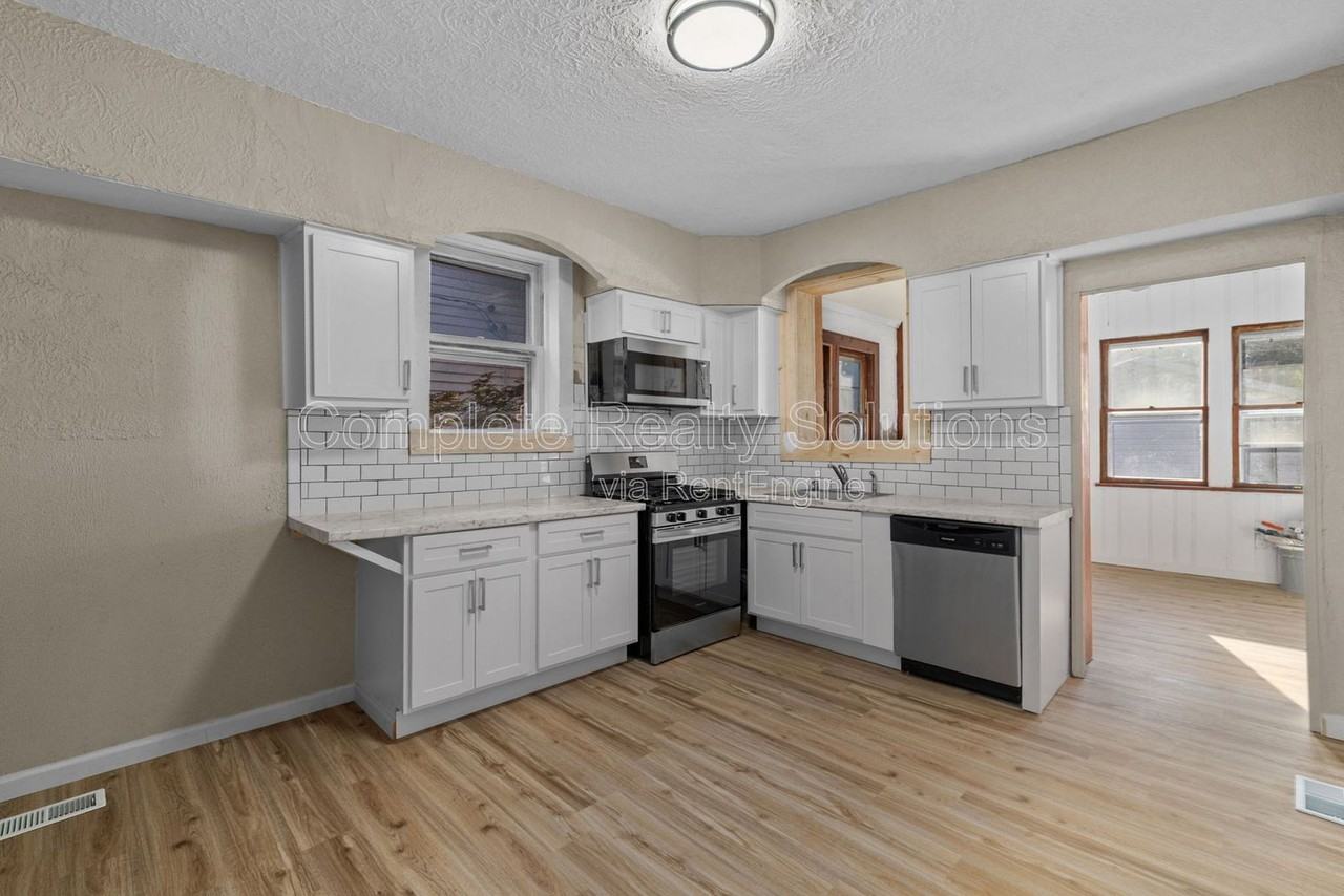7109 Eugene Ave - Photo 7 of 37