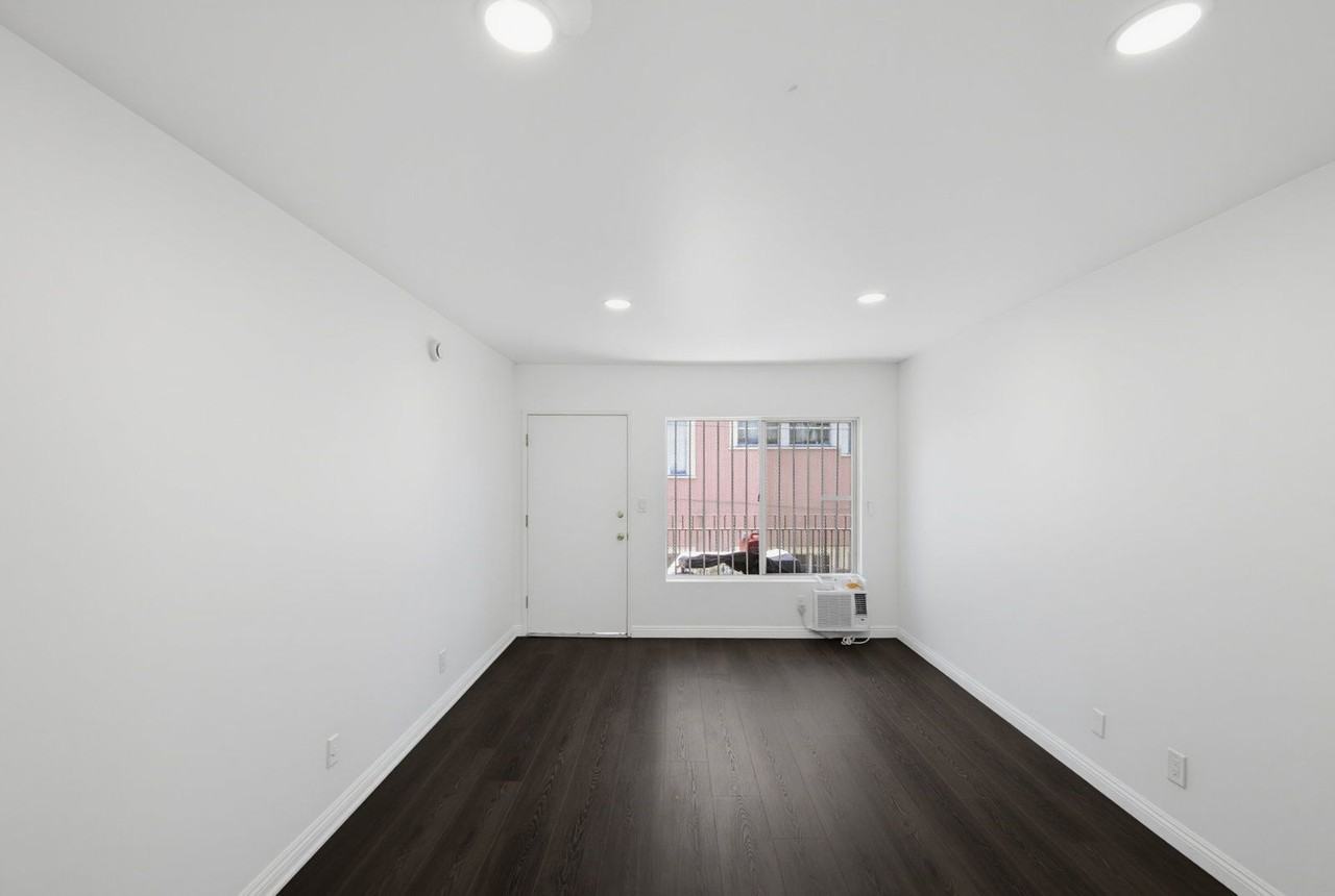 869 W 41st St #7A - Photo 6 of 16