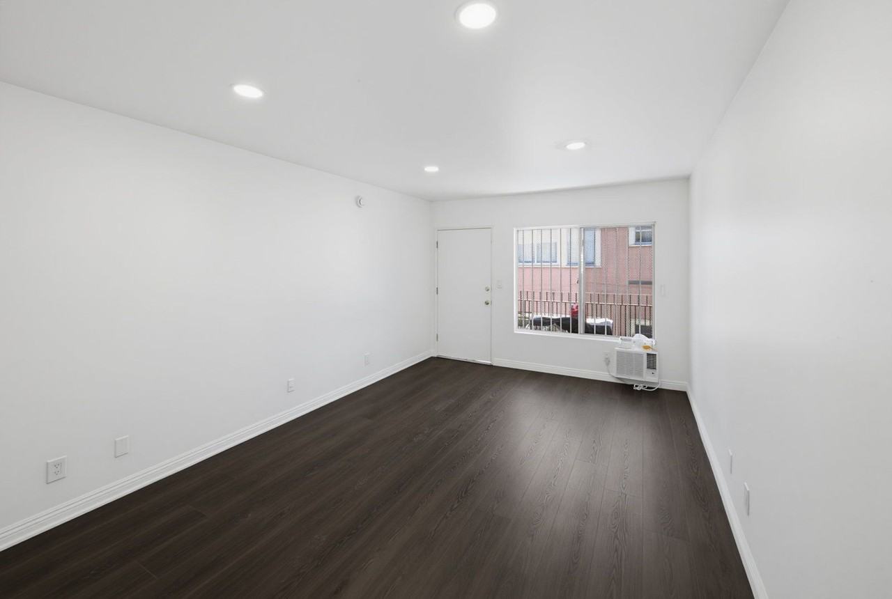 869 W 41st St #7A - Photo 7 of 16