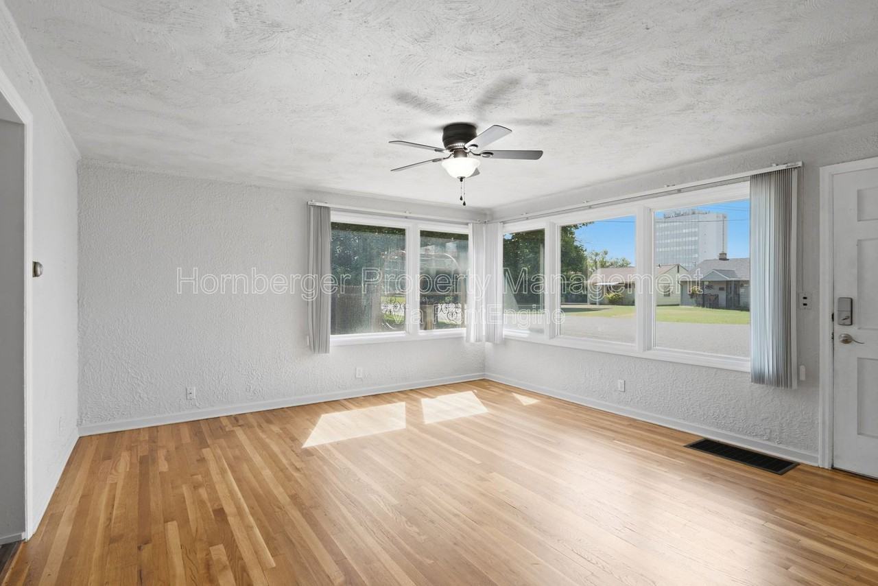 112 W Amherst Ct - Photo 2 of 29