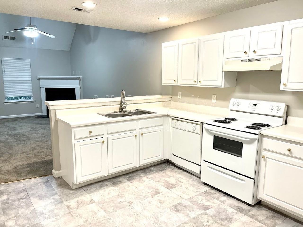 311 Coral Cir - Photo 4 of 21
