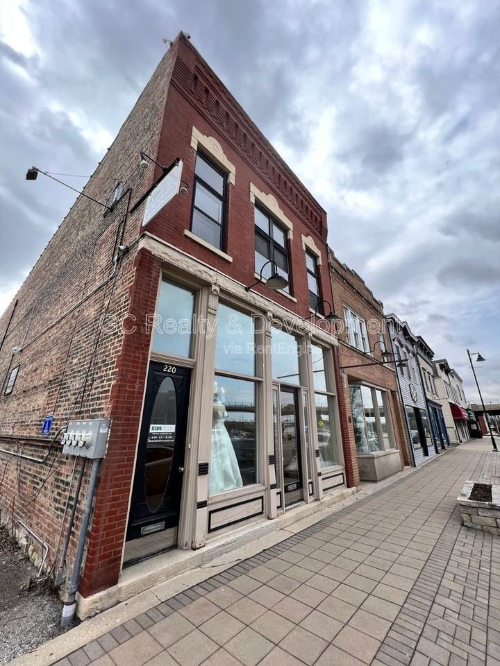 220 Main St #2R