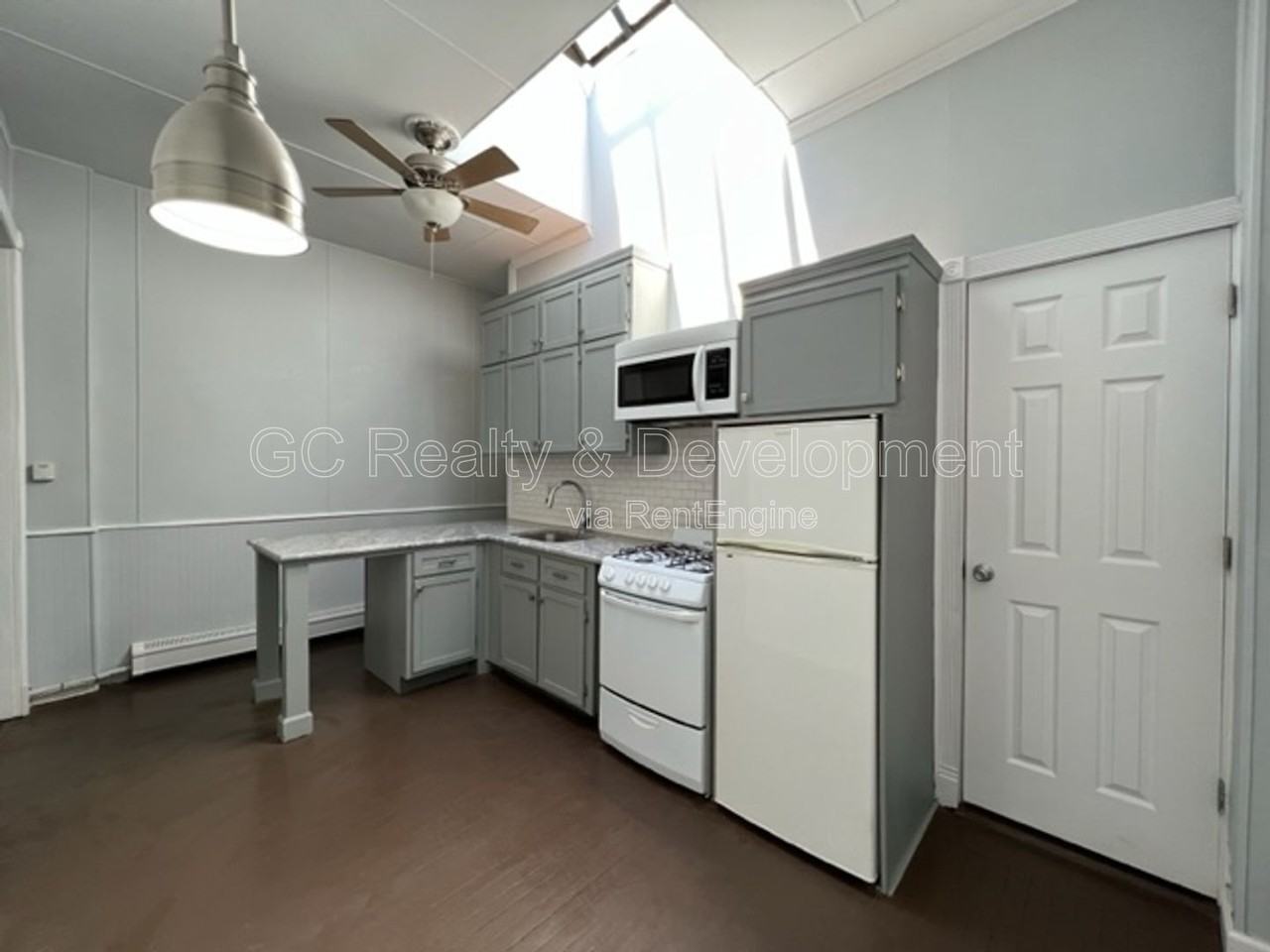 220 Main St #2R - Photo 3 of 17