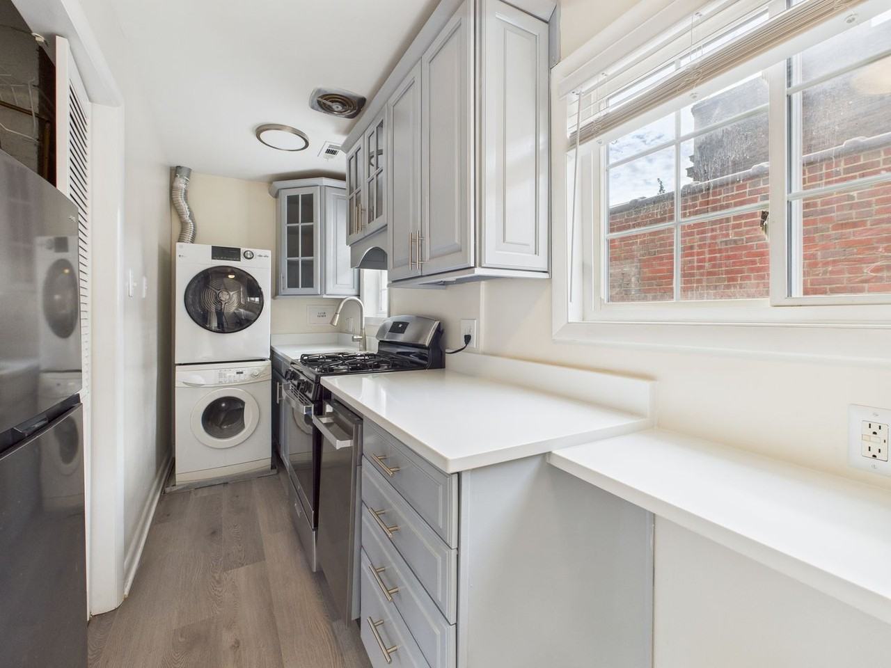 4032 Macarthur Ave #D - Photo 6 of 12