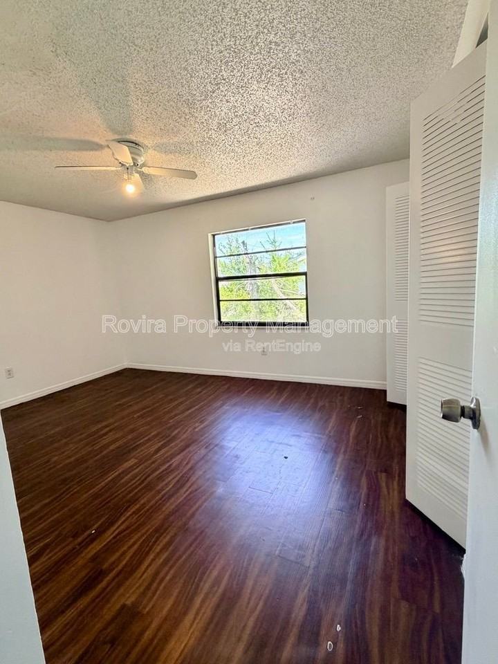 1809 Bronson Dr #D - Photo 4 of 8
