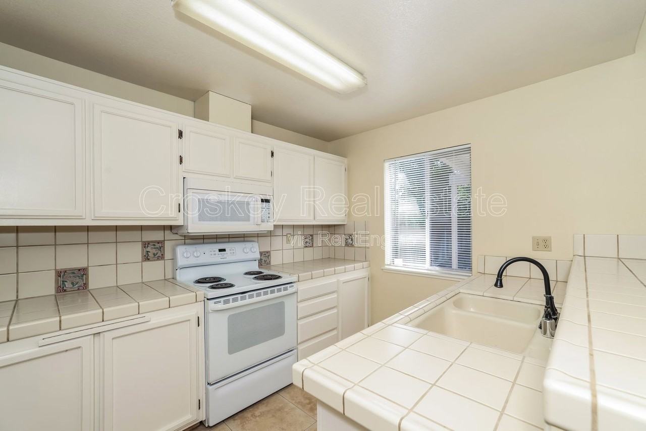 357 Hazelnut Ln - Photo 6 of 16