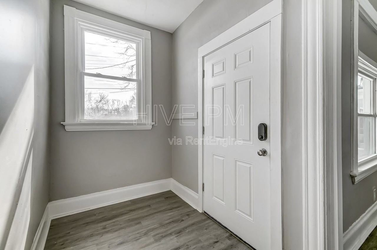 1758 Brewster Ave - Photo 4 of 37