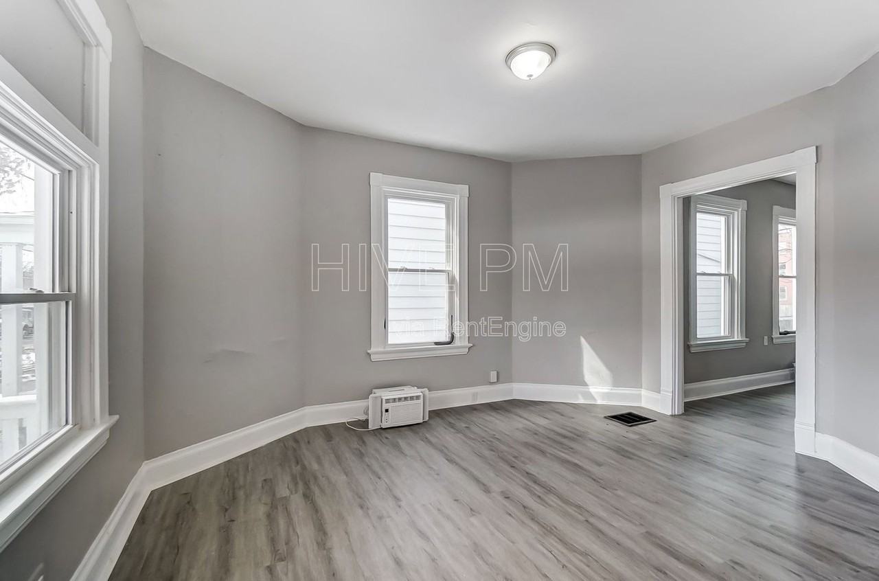 1758 Brewster Ave - Photo 5 of 37