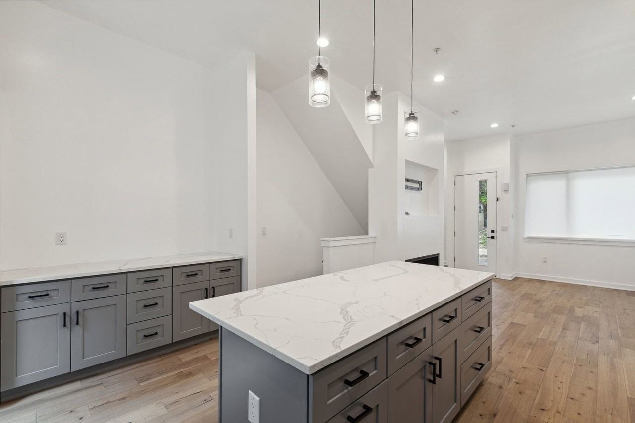 2219 N Hope St - Photo 7 of 34