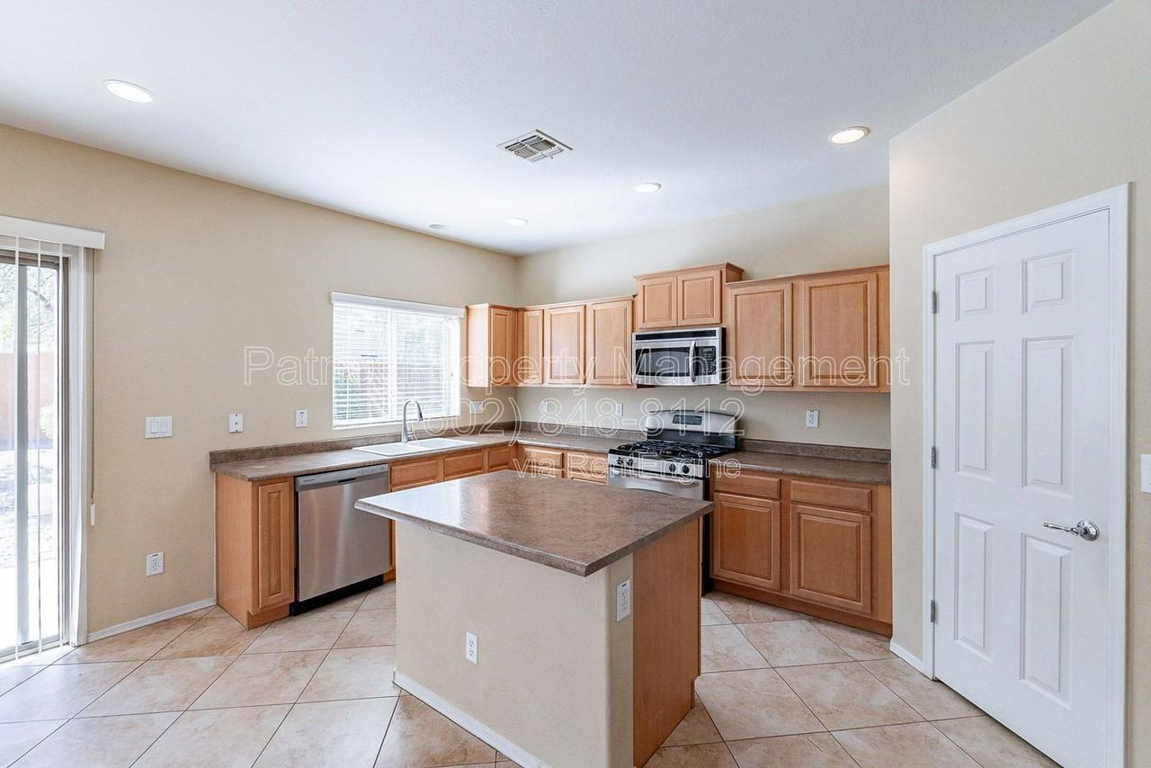 26043 W Potter Dr - Photo 7 of 40