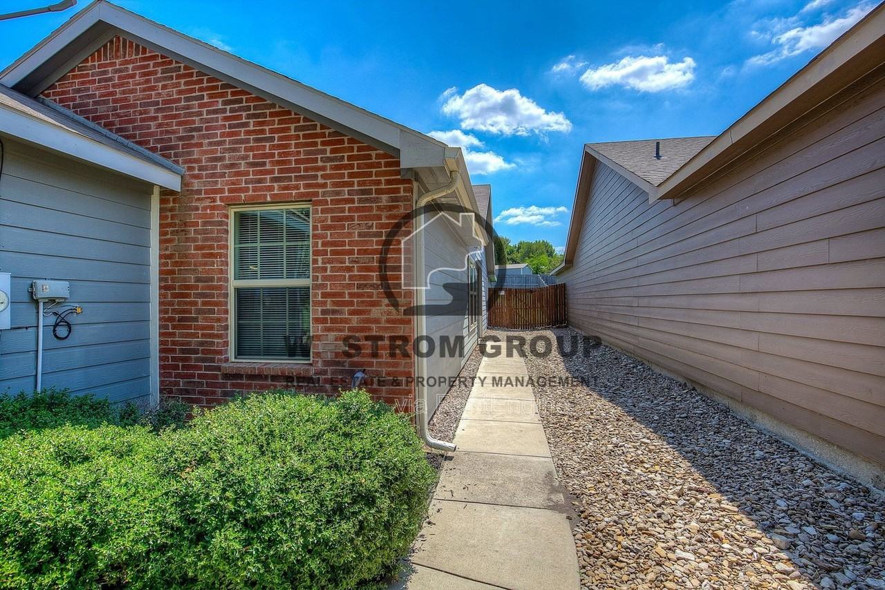10721 Deauville Dr - Photo 3 of 34