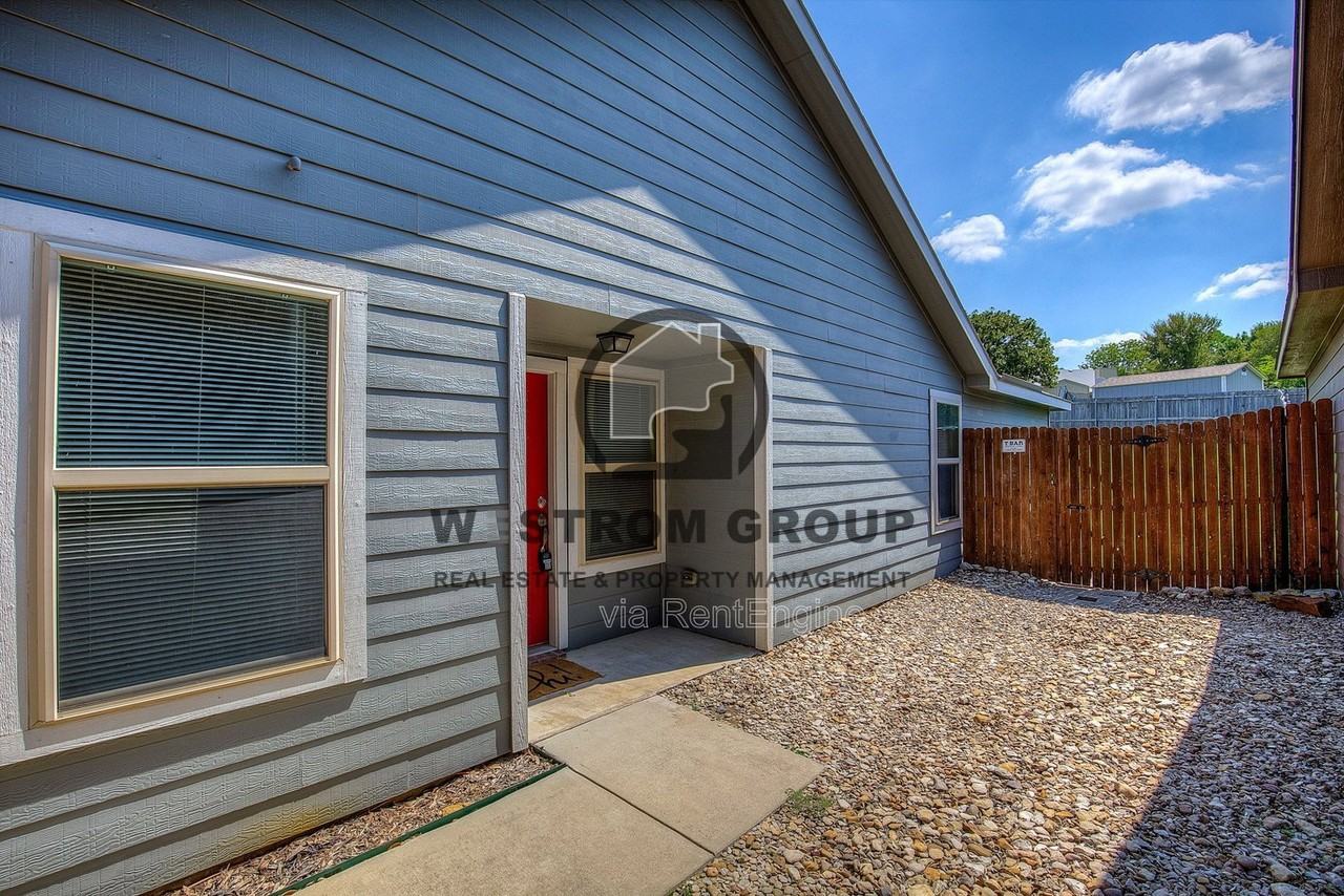 10721 Deauville Dr - Photo 4 of 34