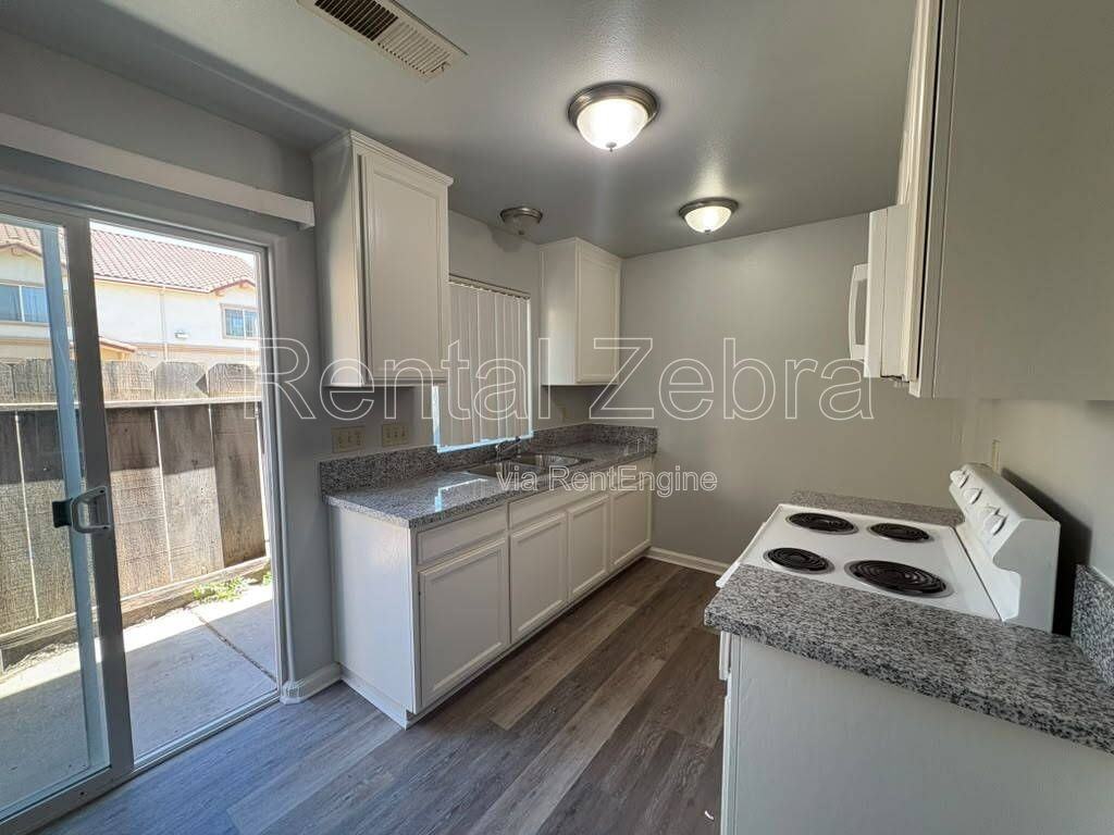 2951 Willowbrook Dr #B - Photo 3 of 10
