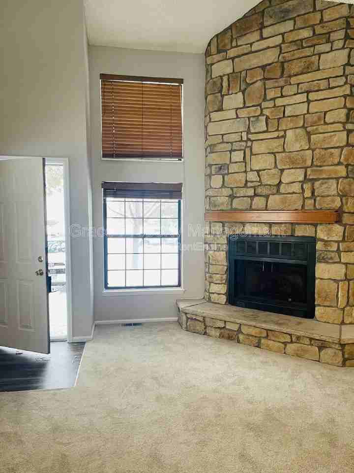 453 S Kittredge St #A - Photo 4 of 16
