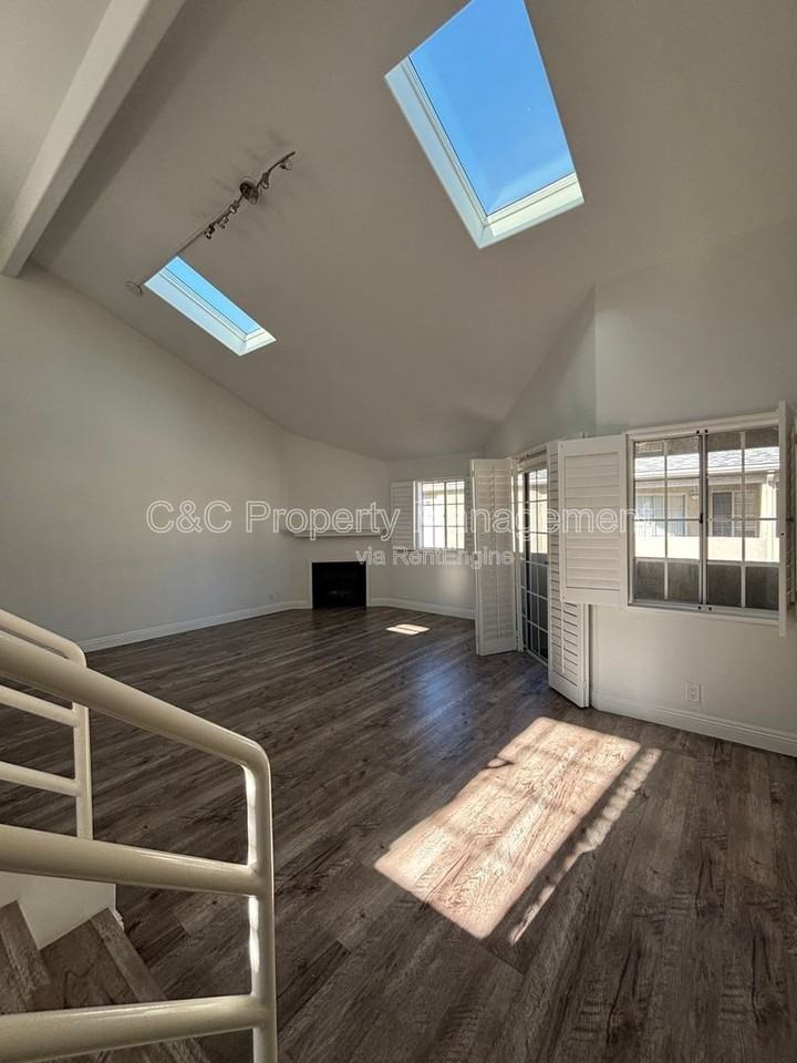 533 W 23rd St #9 - Photo 4 of 19