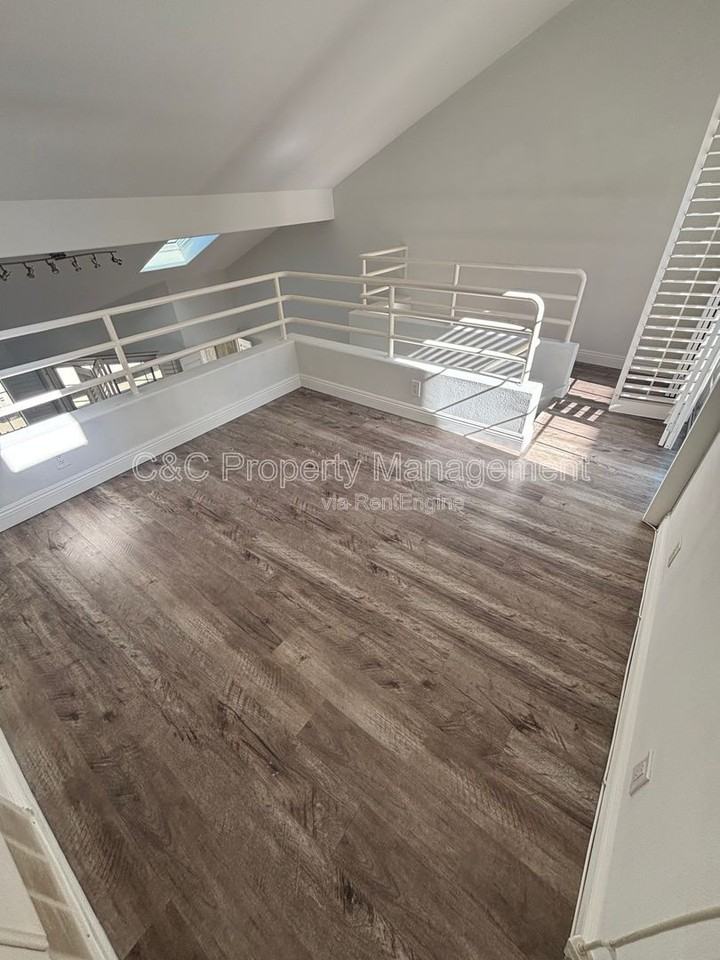 533 W 23rd St #9 - Photo 5 of 19