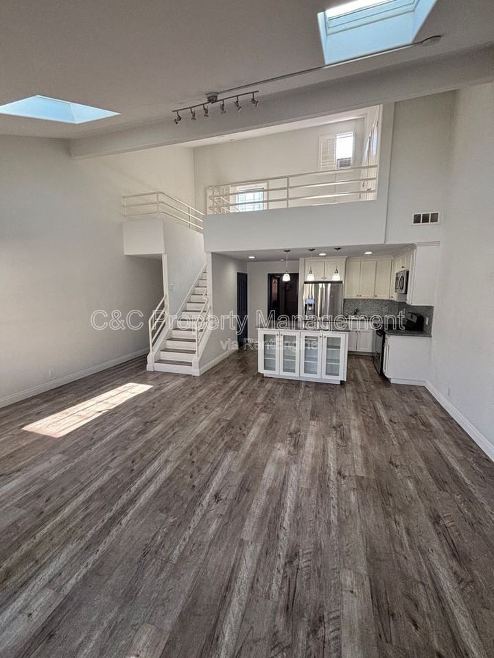 533 W 23rd St #9 - Photo 6 of 19