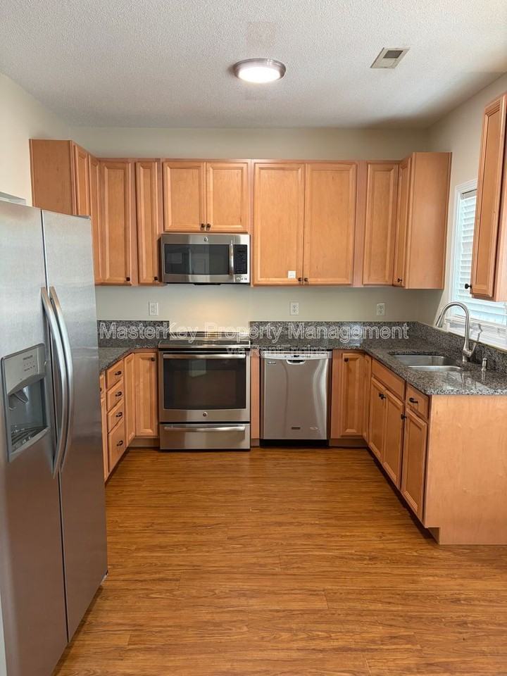 208 Pointe Crest Ct - Photo 2 of 18