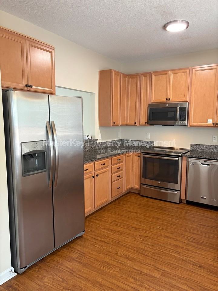 208 Pointe Crest Ct - Photo 3 of 18