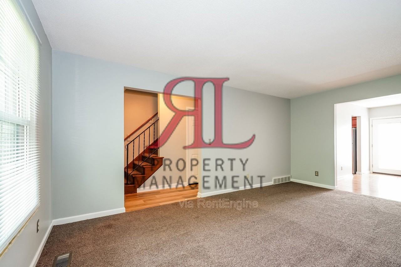 119 Stornoway Dr E - Photo 4 of 17