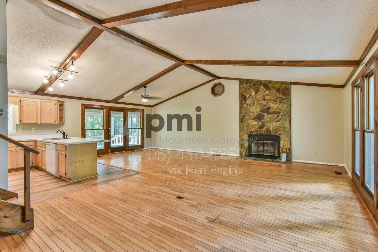 135 Beacon Hill Dr - Photo 2 of 32