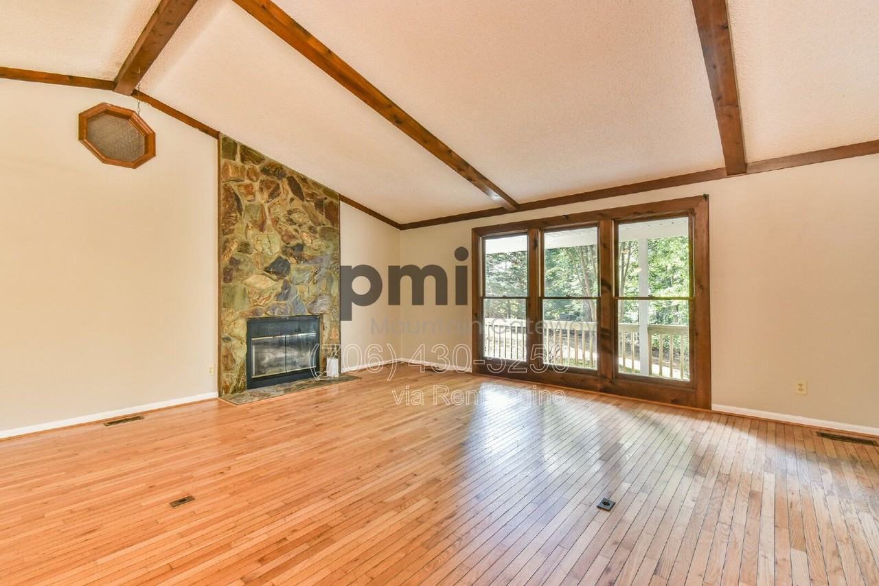 135 Beacon Hill Dr - Photo 4 of 32