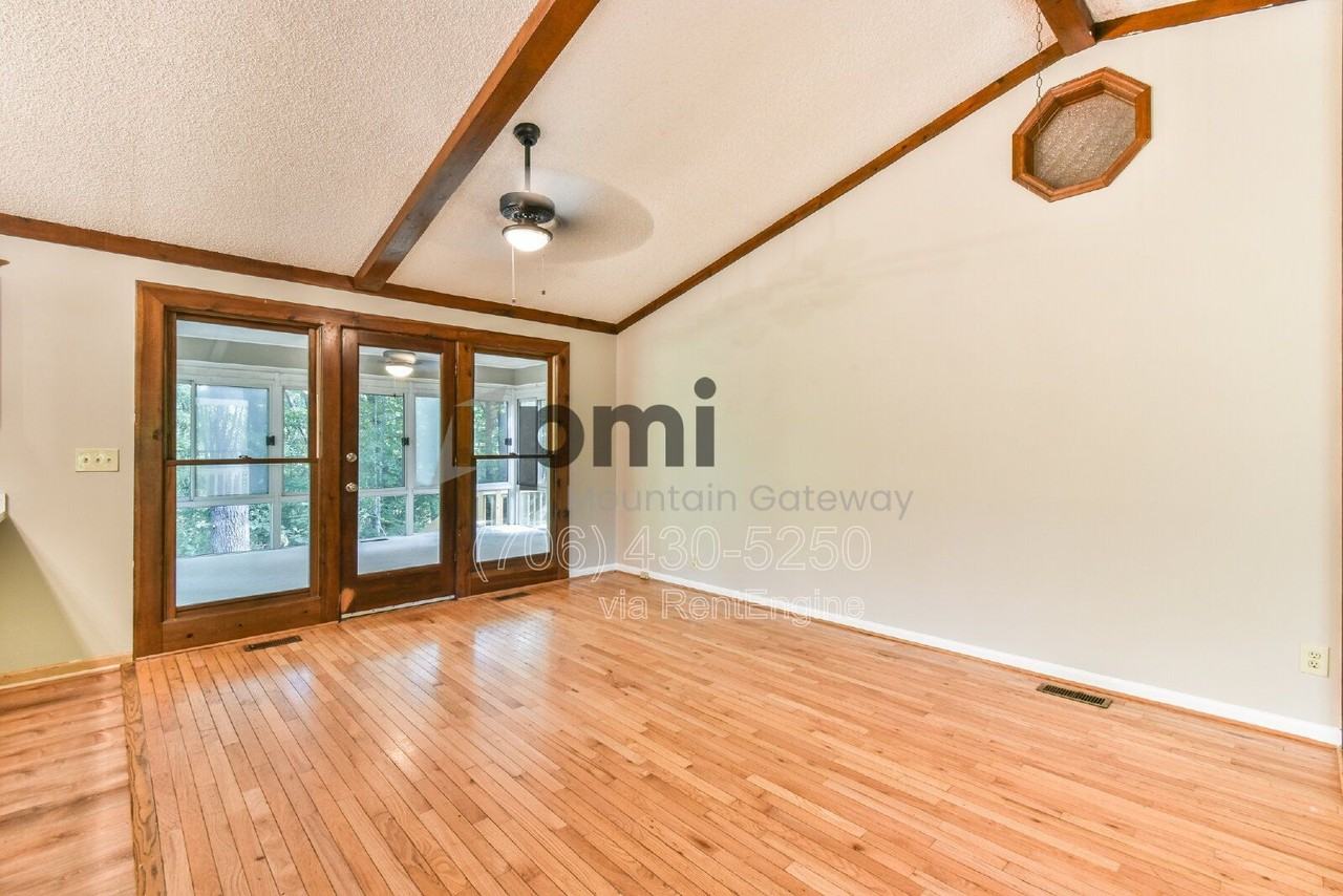 135 Beacon Hill Dr - Photo 5 of 32