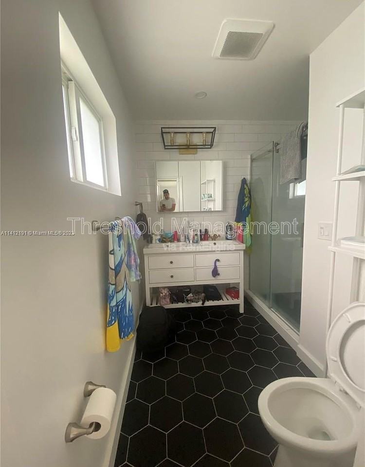 6910 Sw 64th Ave - Photo 4 of 42