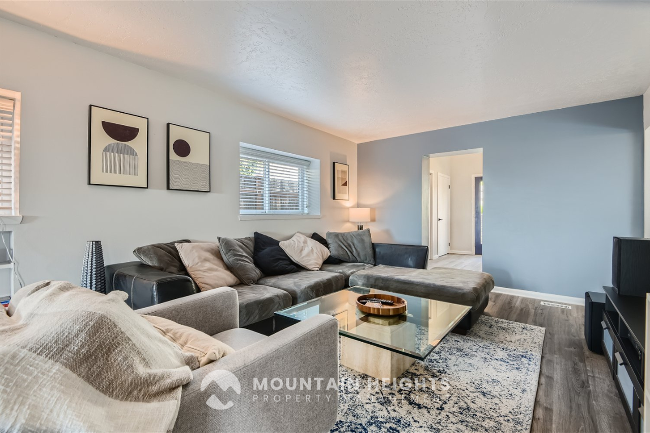 677 N Westcapitol St - Photo 4 of 31