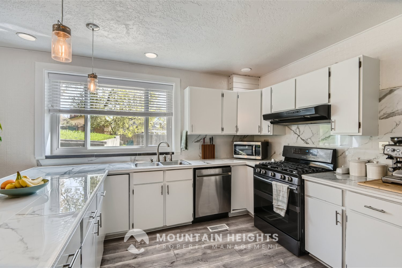 677 N Westcapitol St - Photo 7 of 31