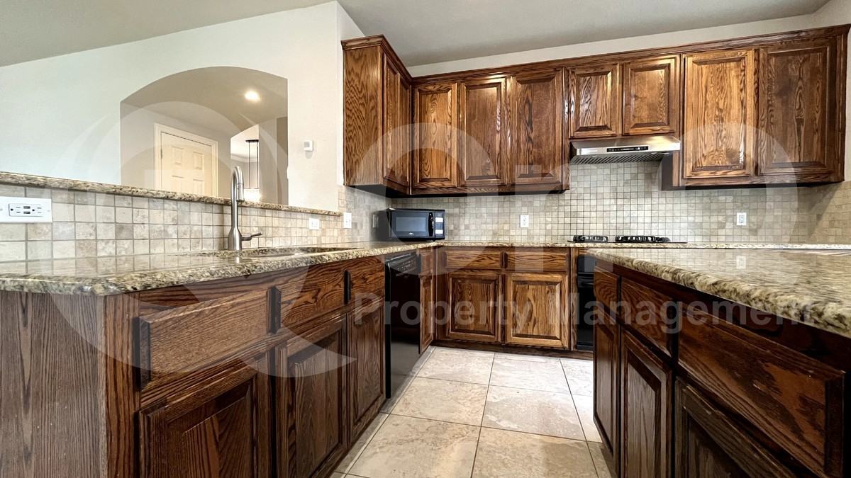 6798 Lee Meadow Dr - Photo 3 of 30