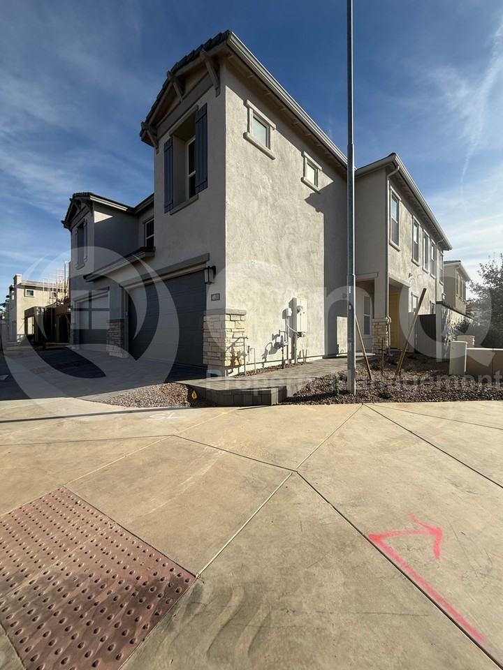 4911 E Village Dr - Photo 3 of 30