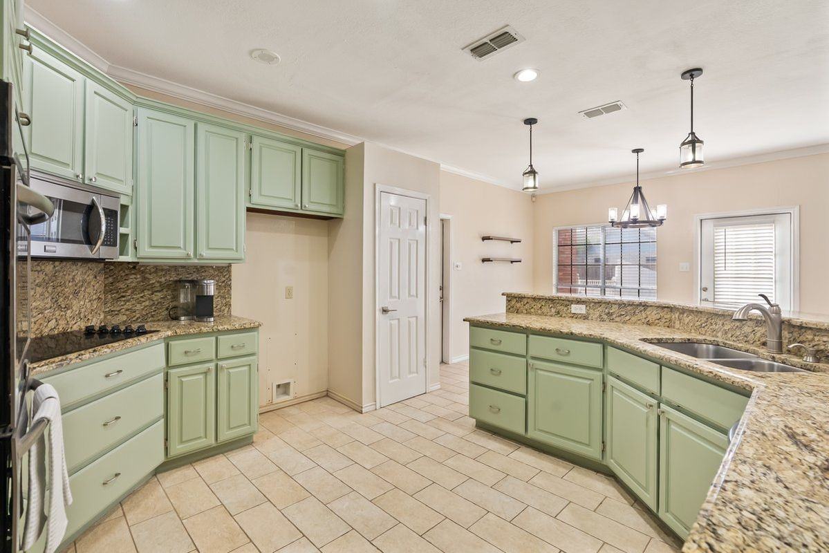 7030 Chiswick Dr - Photo 4 of 17