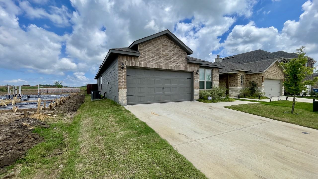 1652 Edgeway Drive - Photo 2 of 11