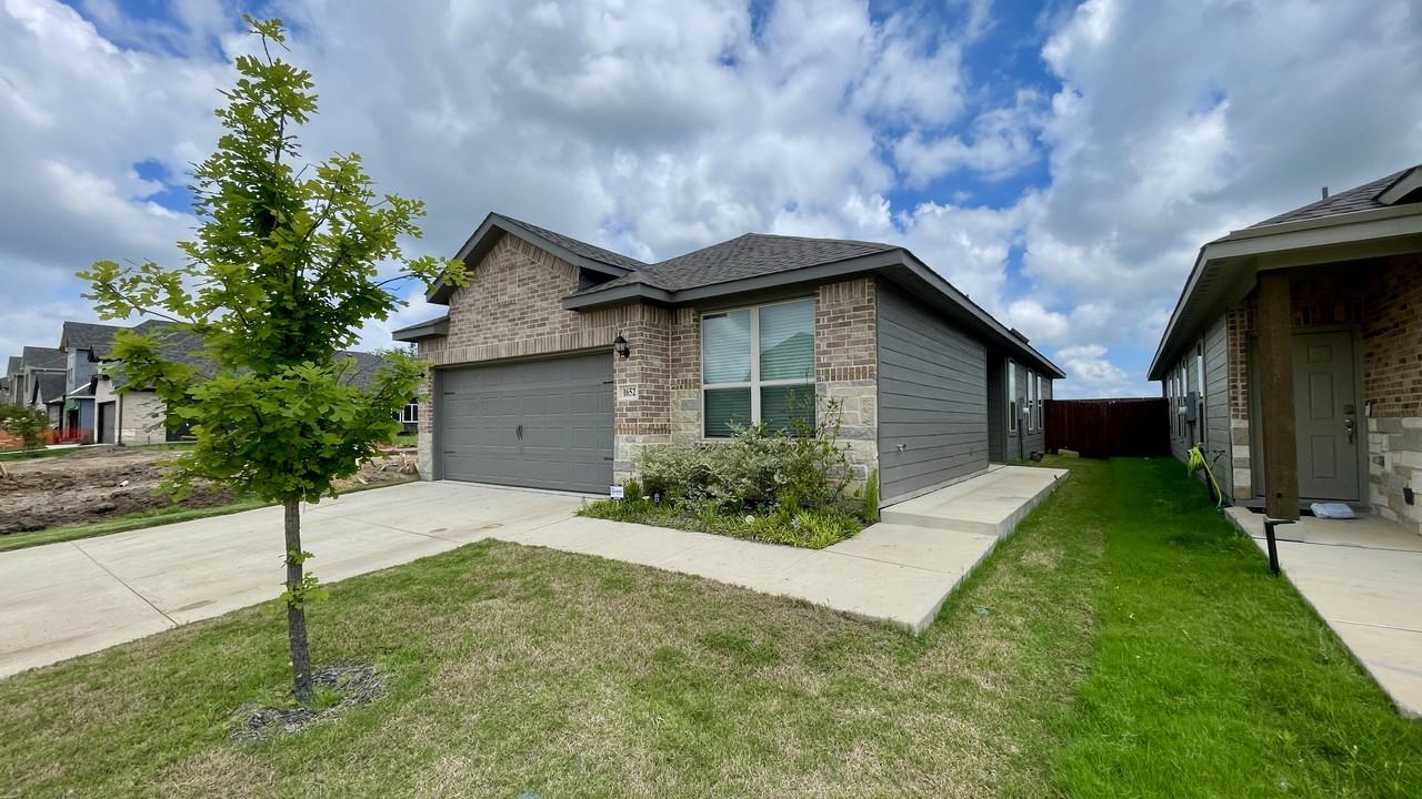 1652 Edgeway Drive - Photo 3 of 11