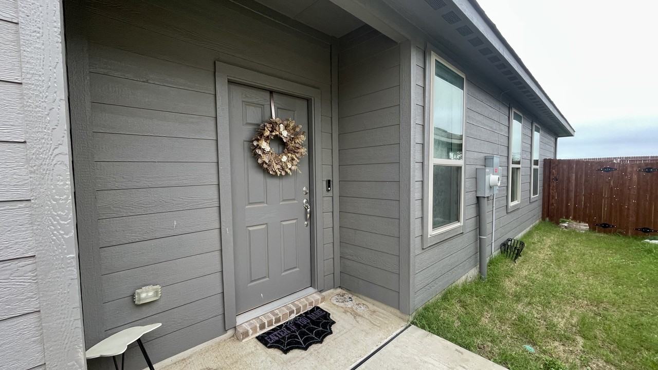 1652 Edgeway Drive - Photo 4 of 11