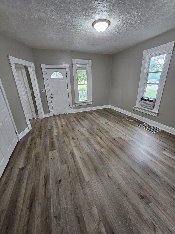 1328 6th Ave - Photo 2 of 10