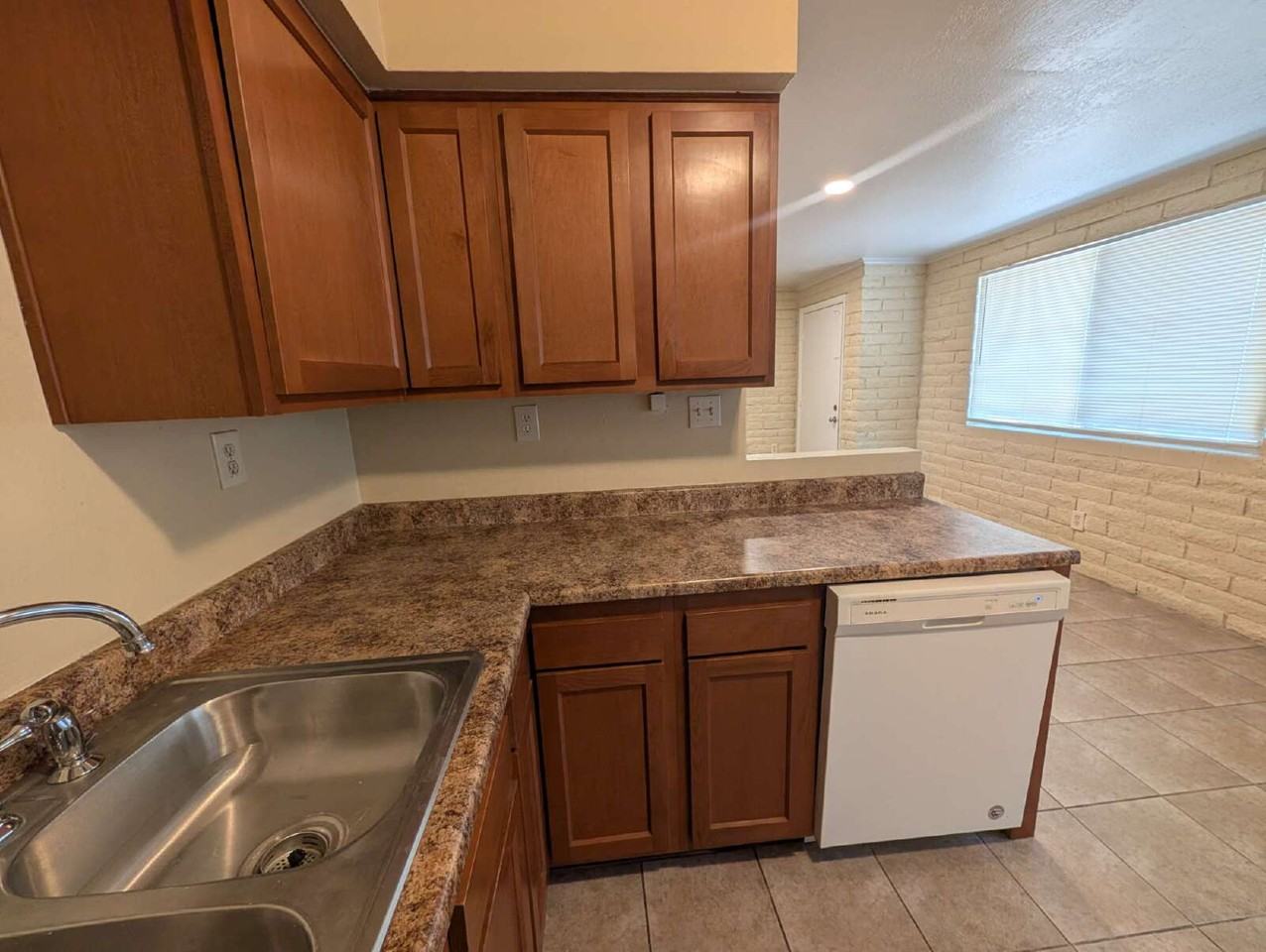 1518 N Bryant Ave - Photo 2 of 11