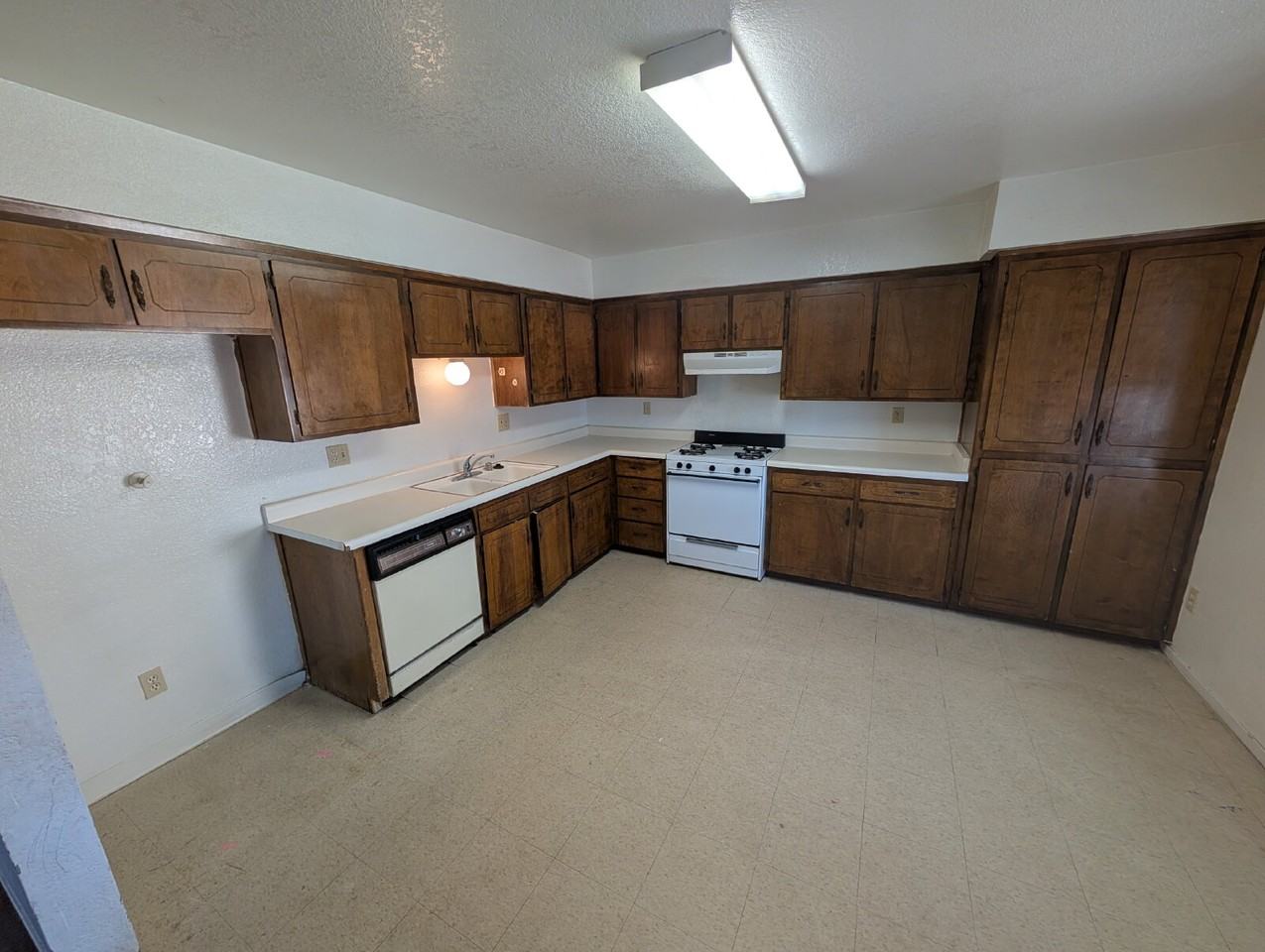 1409 Tomah Ave - Photo 3 of 6