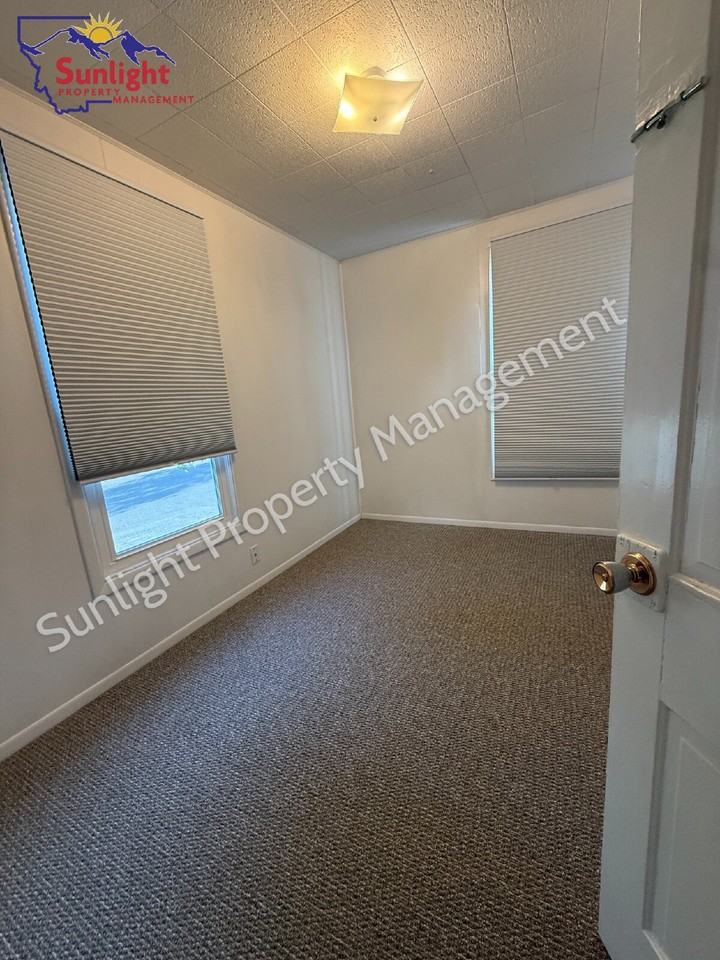 20 1/2 5th Ave - Photo 4 of 8
